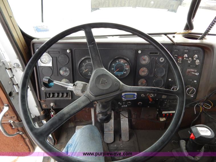 image for item I1187 1986 International F9370 wrecker truck