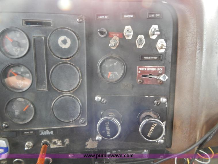 image for item I1187 1986 International F9370 wrecker truck