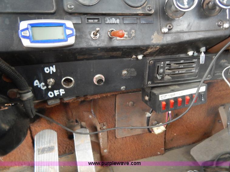 image for item I1187 1986 International F9370 wrecker truck