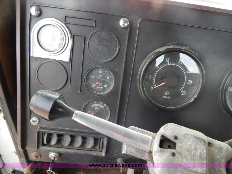 image for item I1187 1986 International F9370 wrecker truck