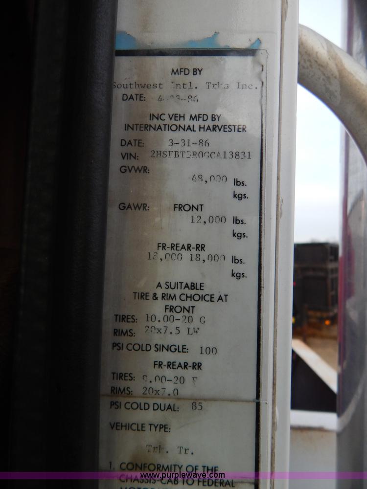 image for item I1187 1986 International F9370 wrecker truck