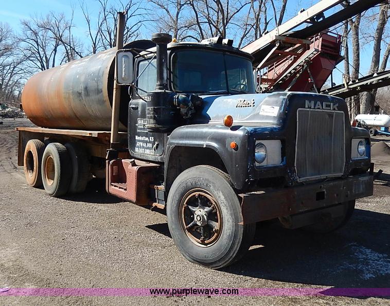 image for item I3747 1968 Mack R600 water truck