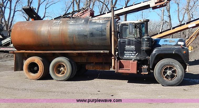 image for item I3747 1968 Mack R600 water truck