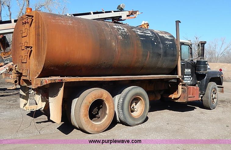 image for item I3747 1968 Mack R600 water truck