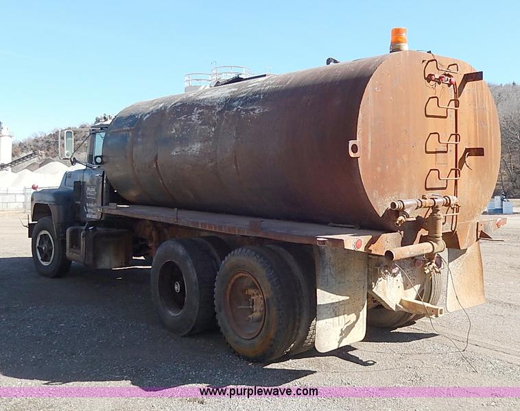 image for item I3747 1968 Mack R600 water truck