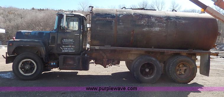 image for item I3747 1968 Mack R600 water truck