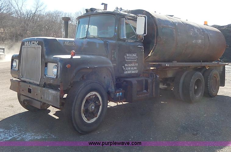 image for item I3747 1968 Mack R600 water truck