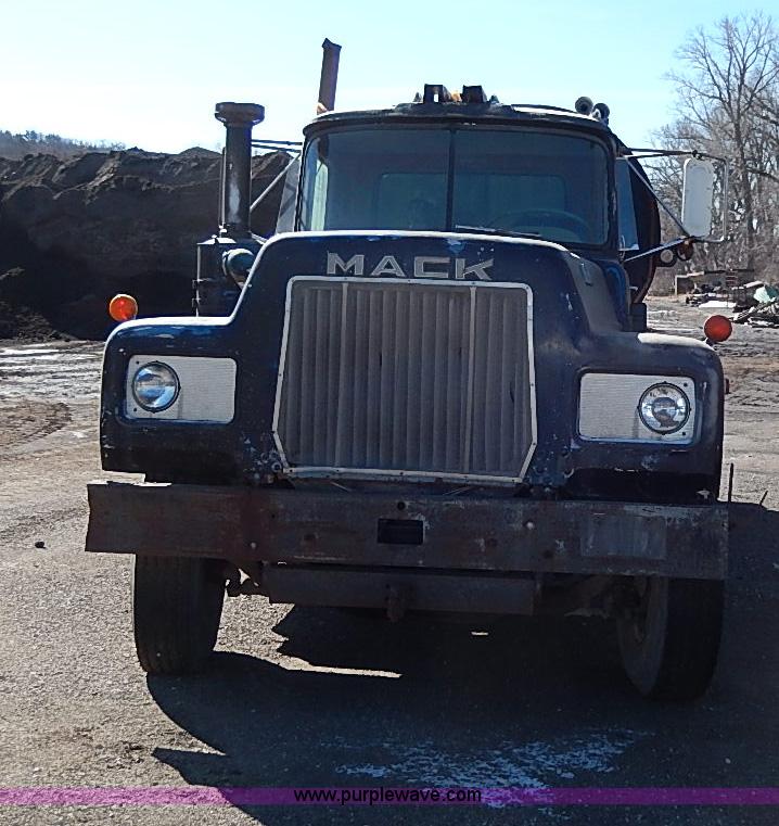 image for item I3747 1968 Mack R600 water truck