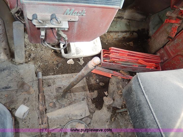 image for item I3747 1968 Mack R600 water truck