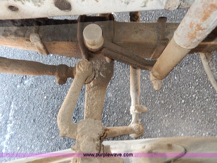 image for item I3747 1968 Mack R600 water truck