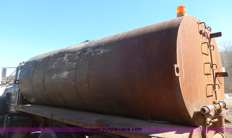 image for item I3747 1968 Mack R600 water truck