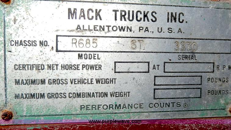 image for item I3747 1968 Mack R600 water truck