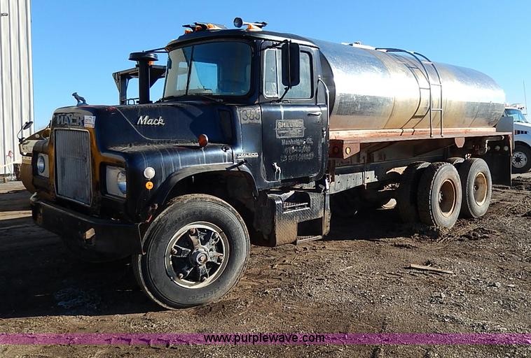 image for item I3749 1973 Mack DM600 water truck