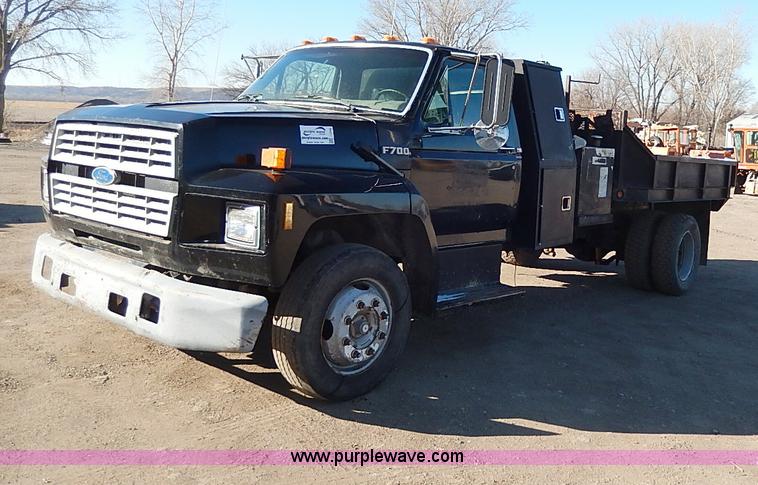 image for item I3750 1989 Ford F700 Custom Cab dump bed truck