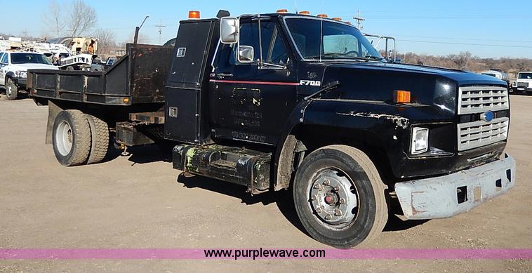 image for item I3750 1989 Ford F700 Custom Cab dump bed truck