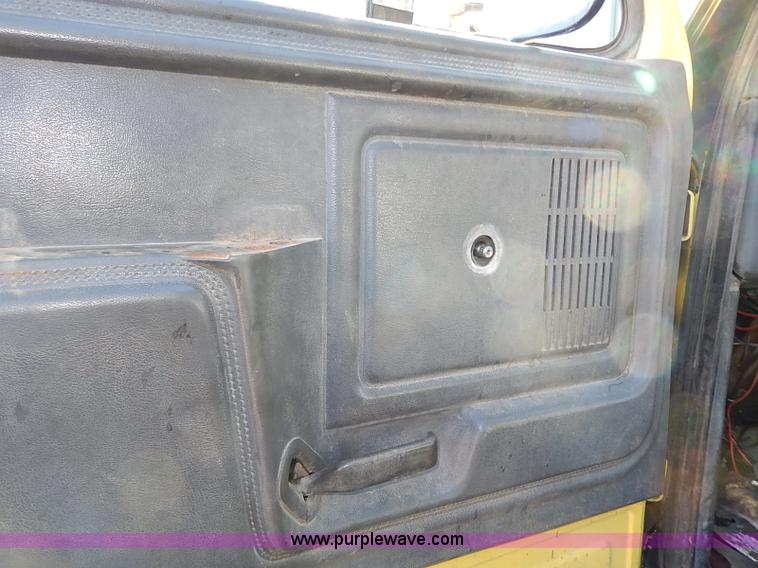 image for item I3750 1989 Ford F700 Custom Cab dump bed truck