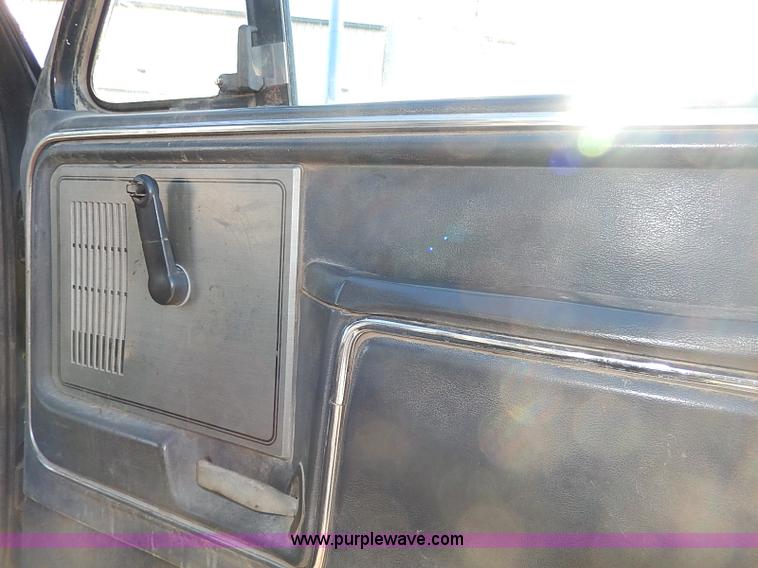 image for item I3750 1989 Ford F700 Custom Cab dump bed truck