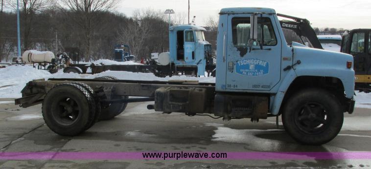 image for item I4199 1984 International S1600 truck cab and chassis