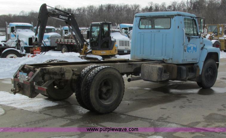 image for item I4199 1984 International S1600 truck cab and chassis