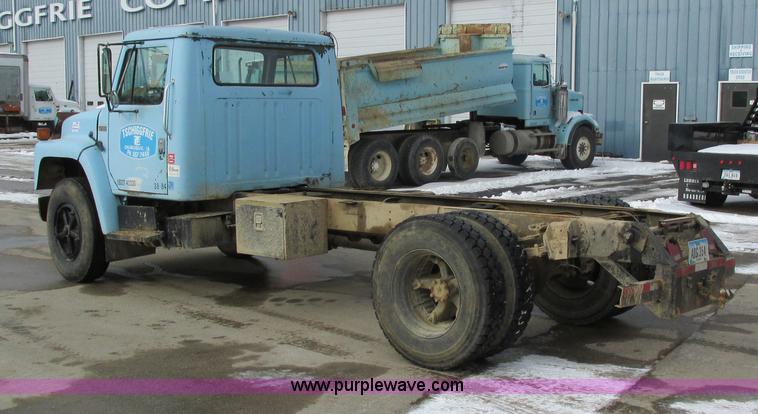image for item I4199 1984 International S1600 truck cab and chassis