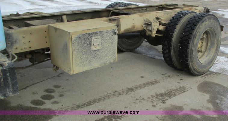 image for item I4199 1984 International S1600 truck cab and chassis