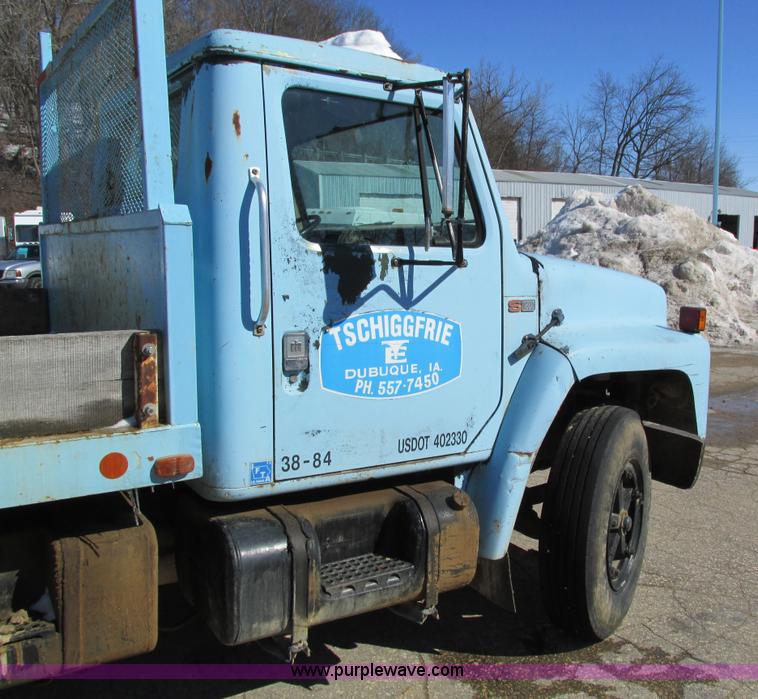 image for item I4199 1984 International S1600 truck cab and chassis