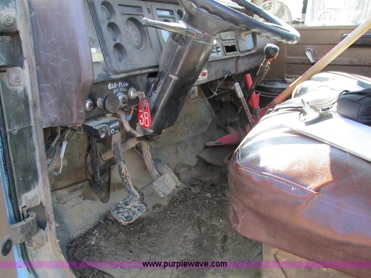 image for item I4199 1984 International S1600 truck cab and chassis