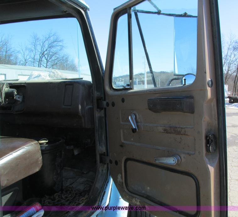 image for item I4199 1984 International S1600 truck cab and chassis