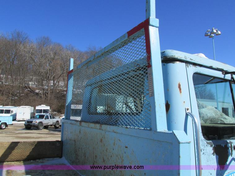 image for item I4199 1984 International S1600 truck cab and chassis
