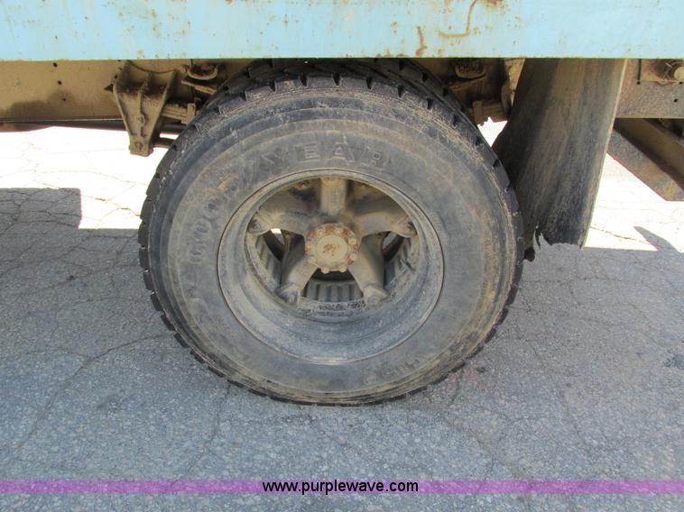 image for item I4199 1984 International S1600 truck cab and chassis