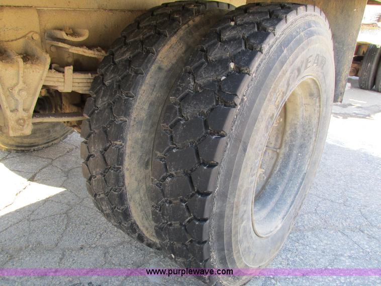 image for item I4199 1984 International S1600 truck cab and chassis