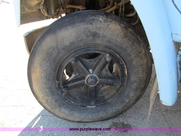 image for item I4199 1984 International S1600 truck cab and chassis