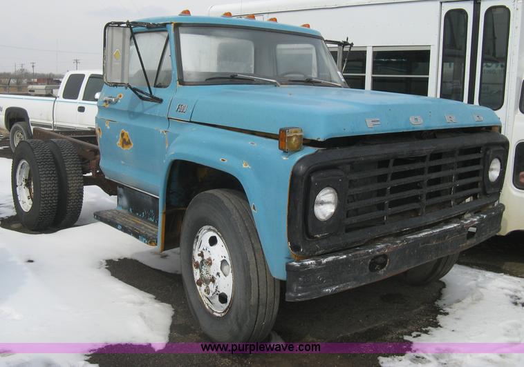 image for item I5618 1975 Ford F500 truck cab and chassis