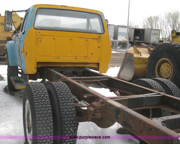 image for item I5618 1975 Ford F500 truck cab and chassis