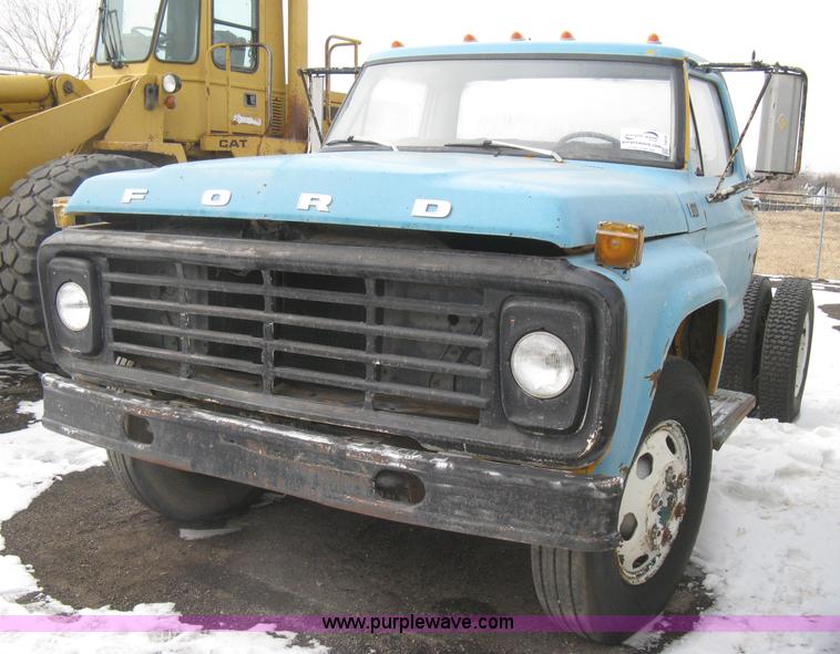 image for item I5618 1975 Ford F500 truck cab and chassis