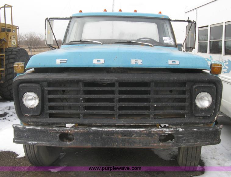 image for item I5618 1975 Ford F500 truck cab and chassis