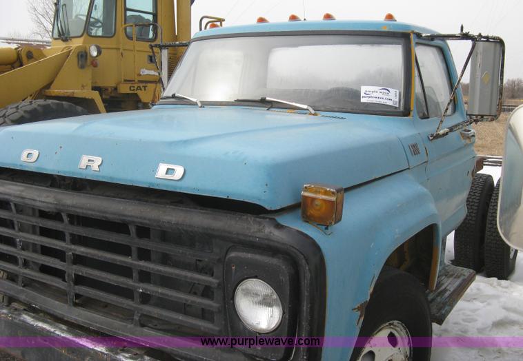 image for item I5618 1975 Ford F500 truck cab and chassis