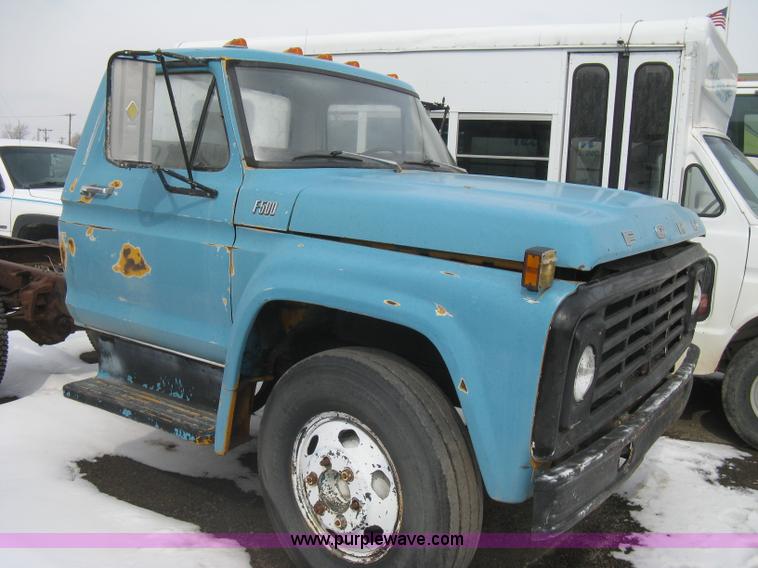 image for item I5618 1975 Ford F500 truck cab and chassis
