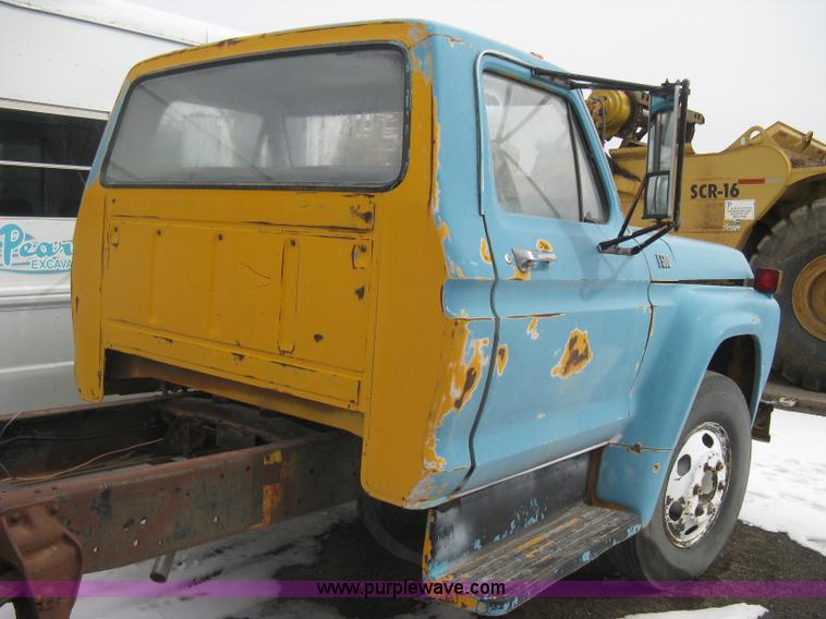 image for item I5618 1975 Ford F500 truck cab and chassis