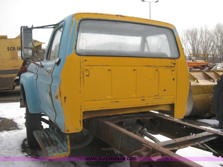 image for item I5618 1975 Ford F500 truck cab and chassis