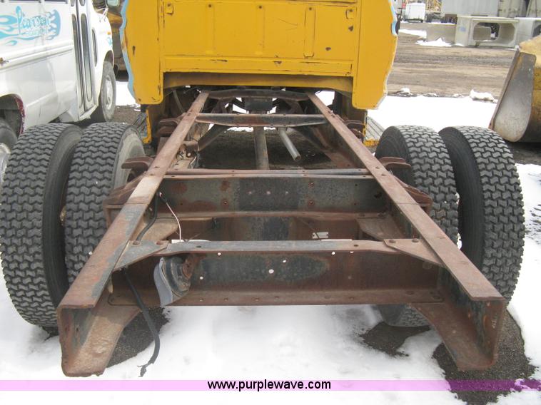 image for item I5618 1975 Ford F500 truck cab and chassis