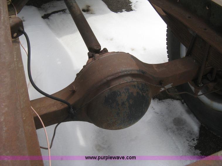 image for item I5618 1975 Ford F500 truck cab and chassis