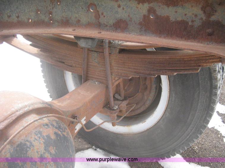 image for item I5618 1975 Ford F500 truck cab and chassis