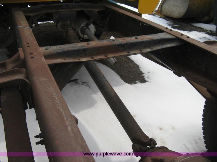 image for item I5618 1975 Ford F500 truck cab and chassis