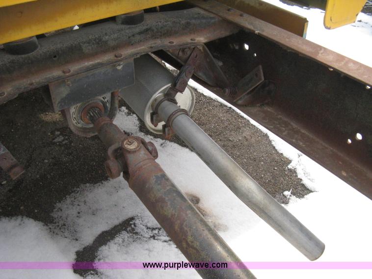 image for item I5618 1975 Ford F500 truck cab and chassis