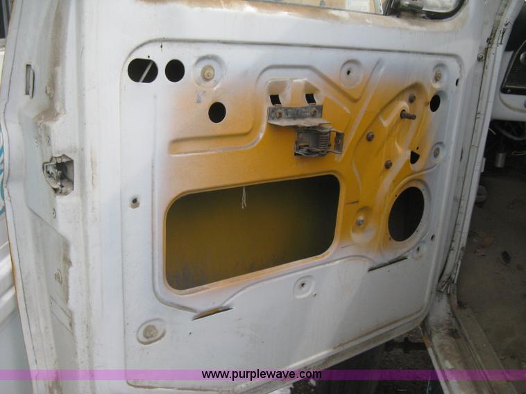 image for item I5618 1975 Ford F500 truck cab and chassis