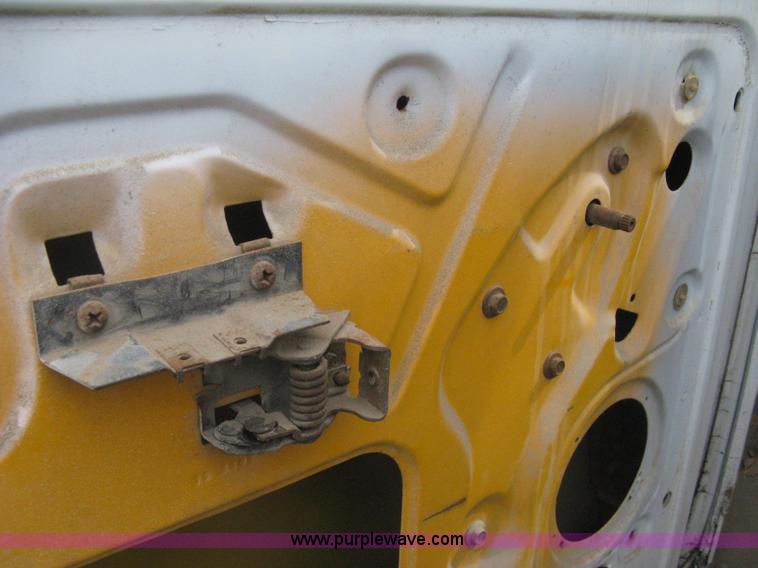 image for item I5618 1975 Ford F500 truck cab and chassis