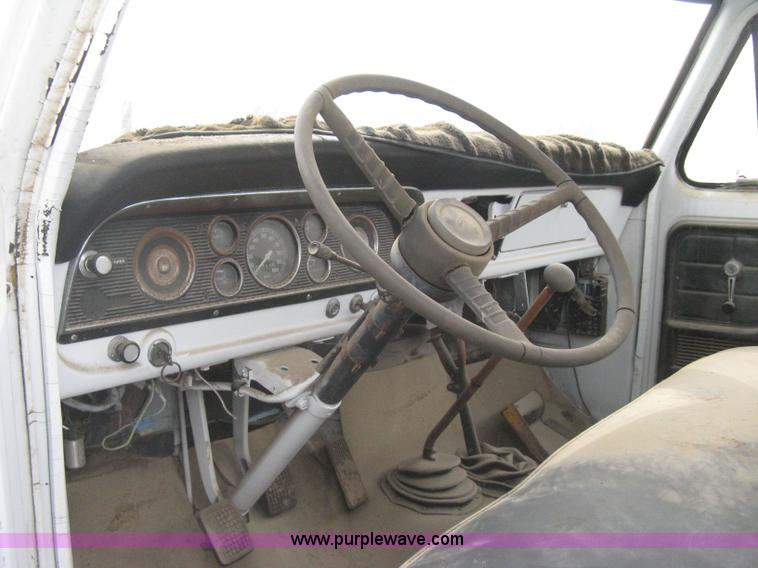 image for item I5618 1975 Ford F500 truck cab and chassis