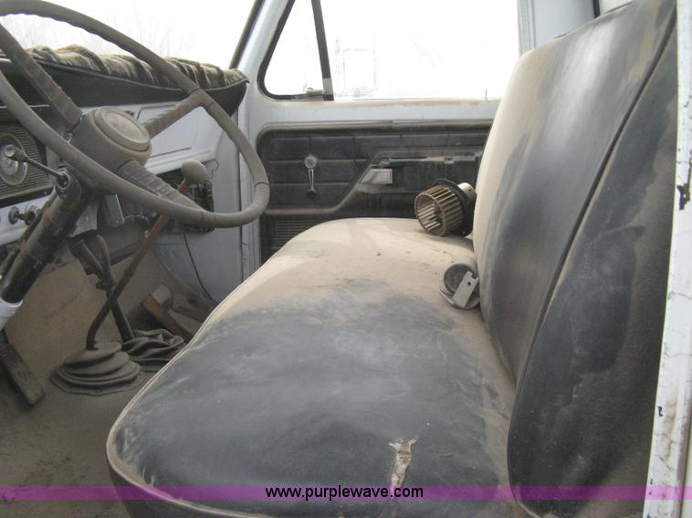 image for item I5618 1975 Ford F500 truck cab and chassis