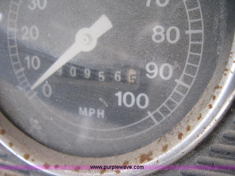 image for item I5618 1975 Ford F500 truck cab and chassis